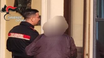 Catania: Arrestato uomo per violenza domestica dopo l’aggressione alla compagna