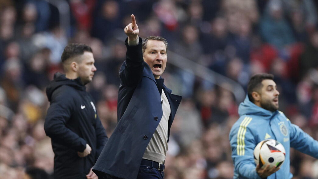 Il Feyenoord cambia allenatore in vista del match di Champions contro il Milan