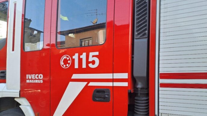 Incendio devastante all'Inalca di Reggio Emilia, intervento massiccio dei vigili del fuoco