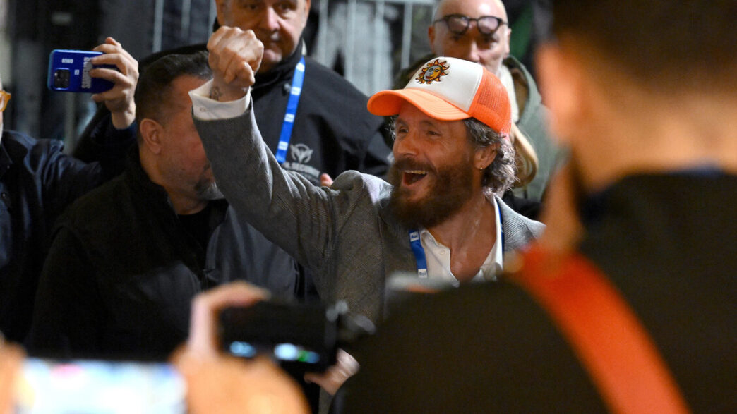 Jovanotti si prepara per il Festival di Sanremo: l’atmosfera elettrica conquista l’Ariston