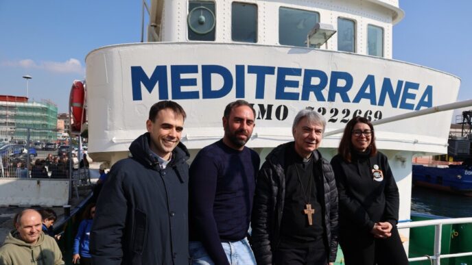 L'arcivescovo di Napoli visita la Mare Jonio: simbolo di speranza e umanità