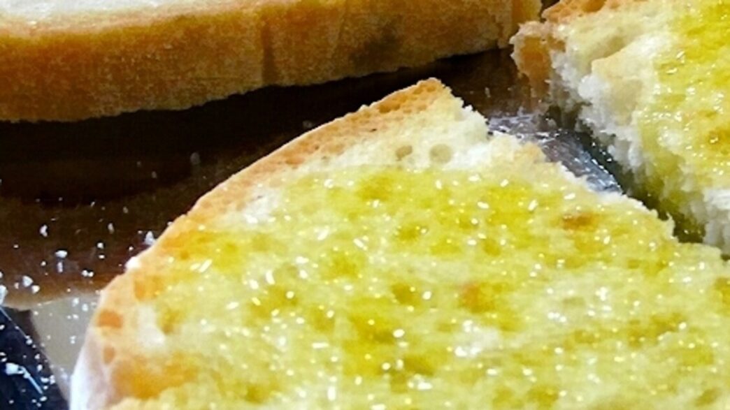 Polemica a Montevarchi: gli alunni ricevono solo pane e olio nelle mense scolastiche per morosità