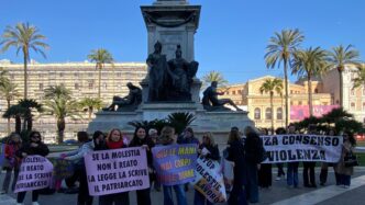 Protesta a Roma: Solidarity per le donne contro le molestie sul posto di lavoro