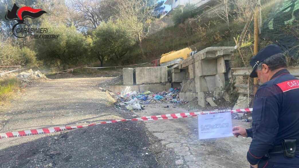 Scoperta discarica abusiva a Lago: sequestrata area e denunciato titolare di ditta