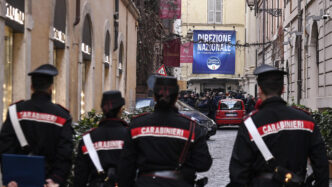 Sventato inseguimento notturno a Roma: giovane alla guida di un'auto contromano